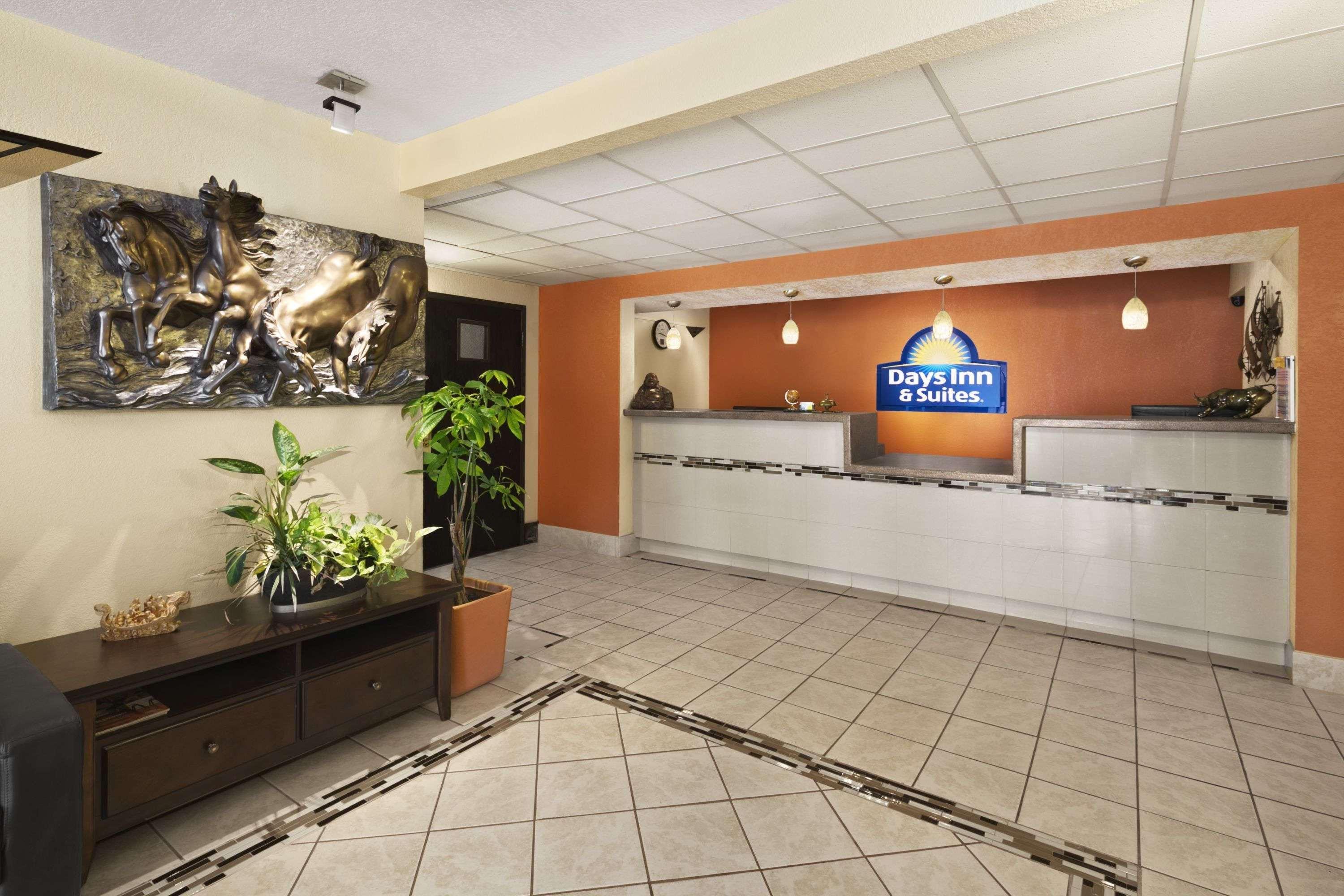 Days Inn & Suites By Wyndham Stevens Point Exterior photo