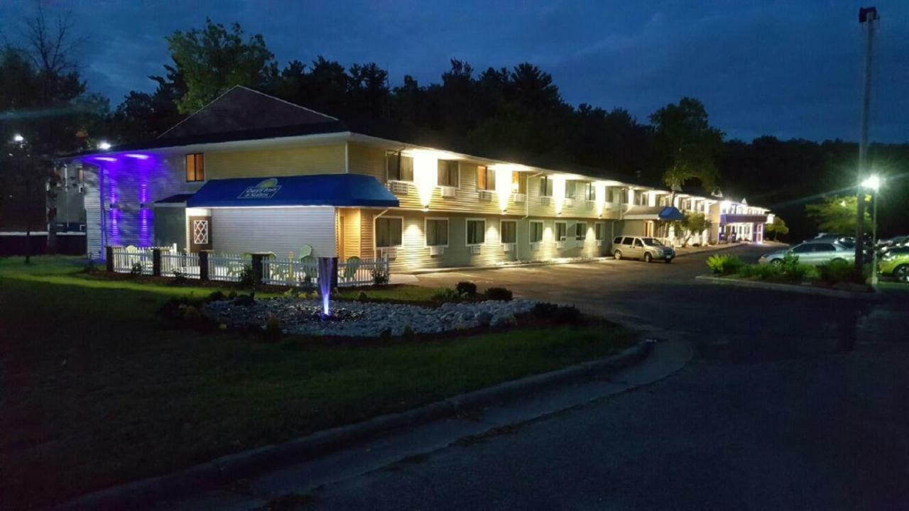 Days Inn & Suites By Wyndham Stevens Point Exterior photo